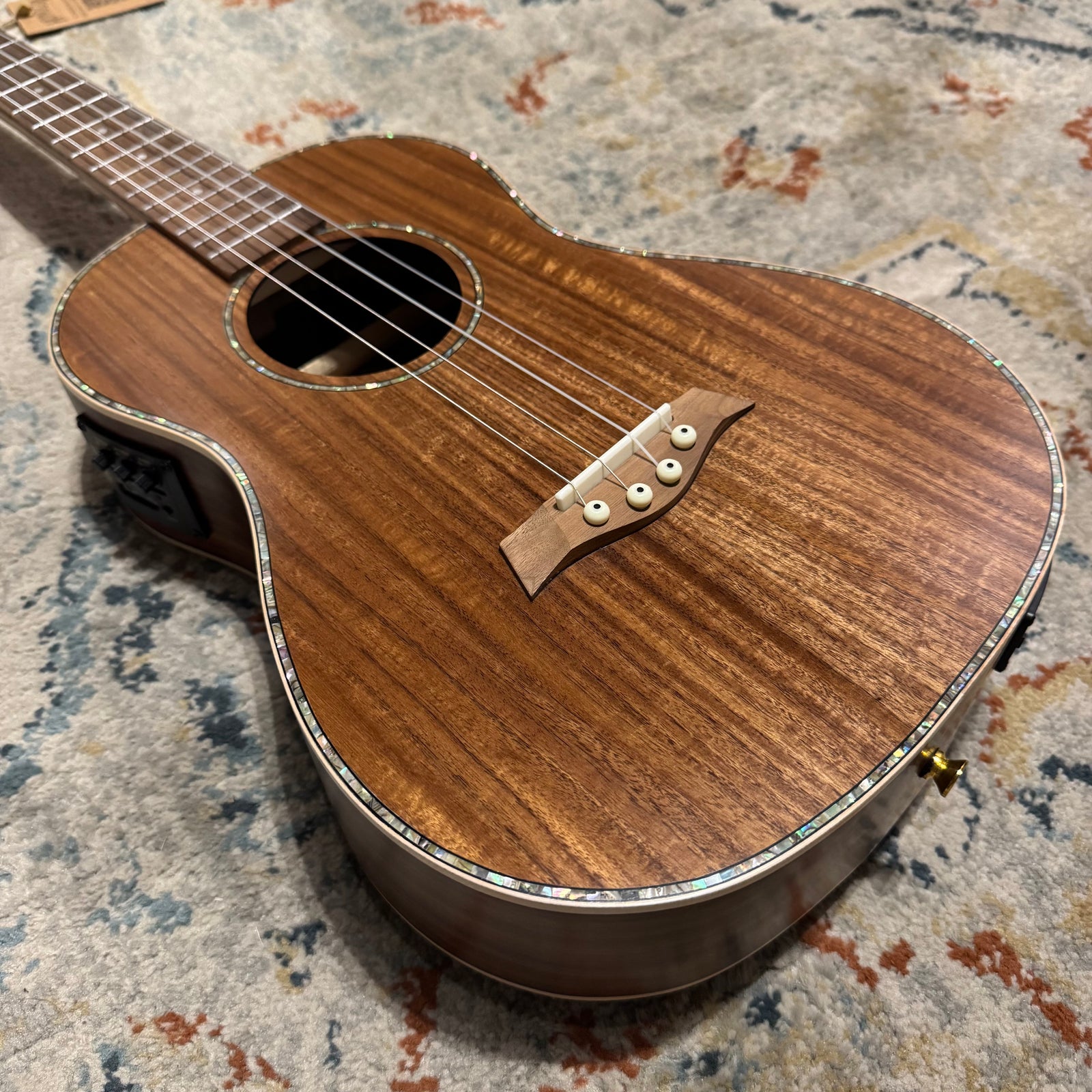 Kohala Deluxe Solid Top Baryton Acoustique Électrique Ukulélé B-STOCK