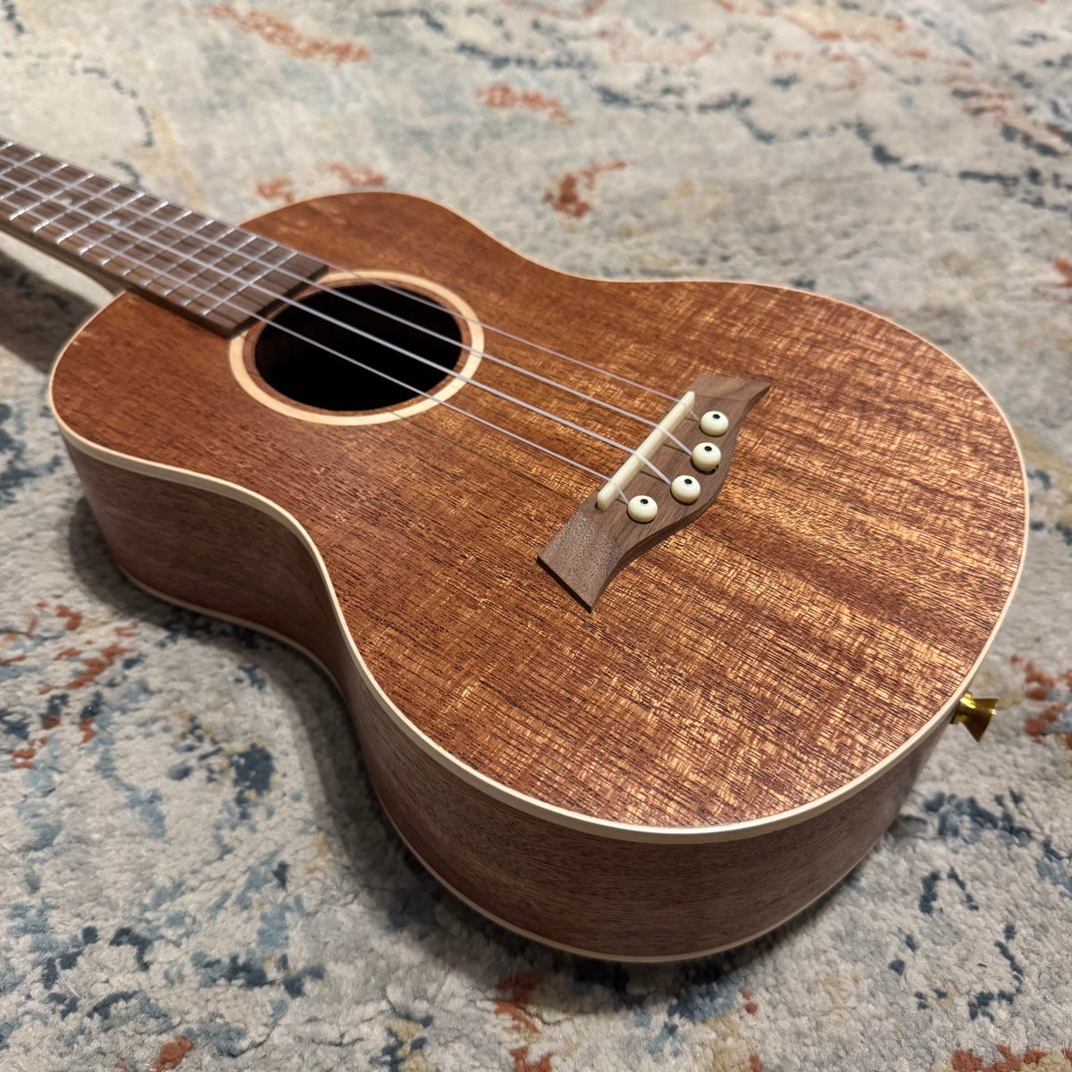 Ukelele tenor de tapa sólida Mano B-STOCK